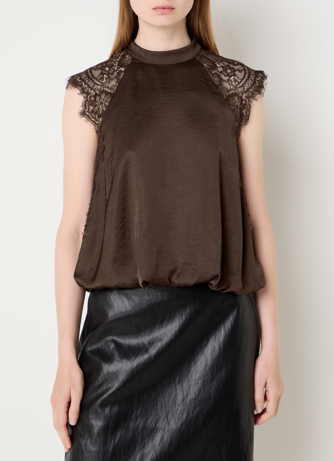 Co'Couture IdunCC top van satijn met details van kant - detail 3 donkerbruin