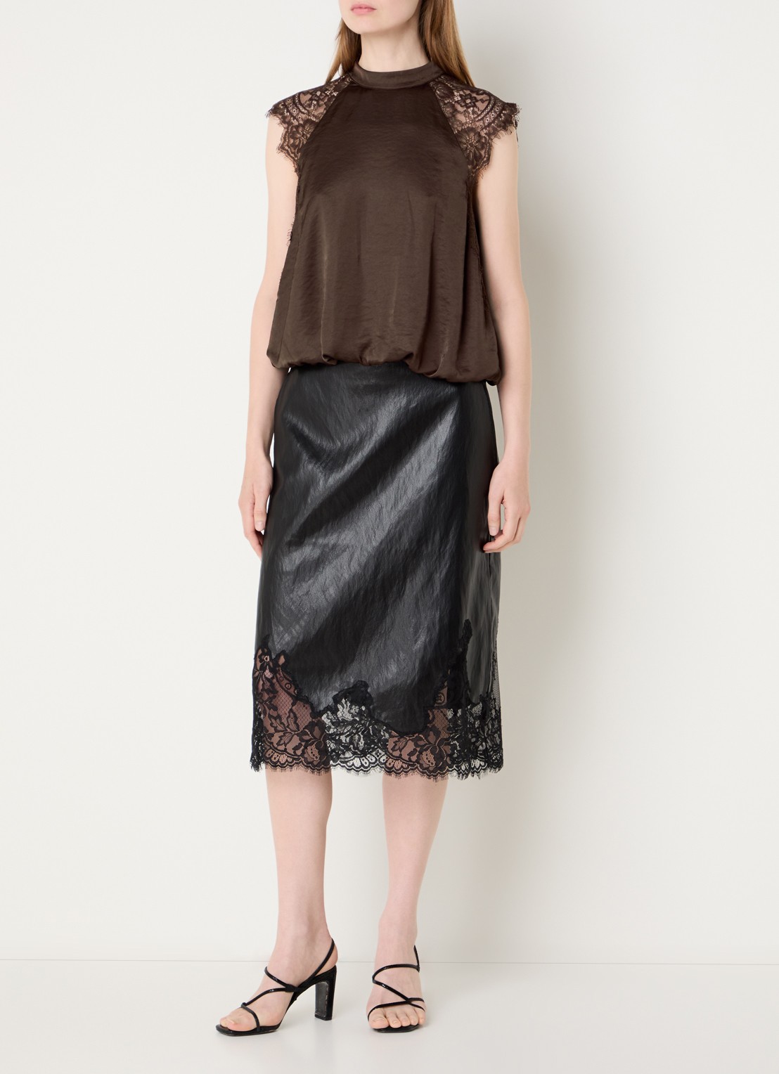 Co'Couture IdunCC top van satijn met details van kant - voorkant 2 donkerbruin
