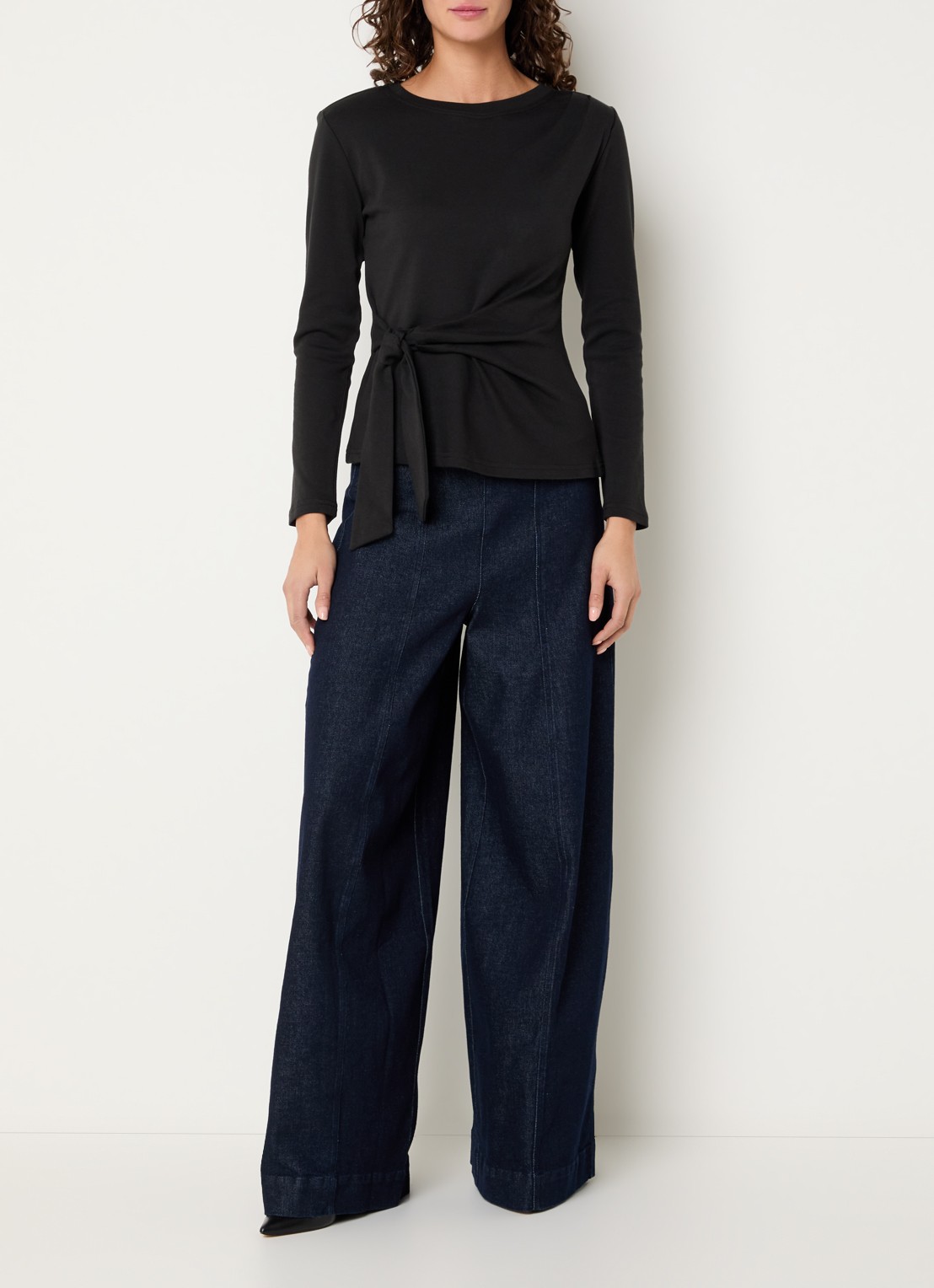 Co'Couture Orianecc top met strikceintuur - voorkant 3 zwart