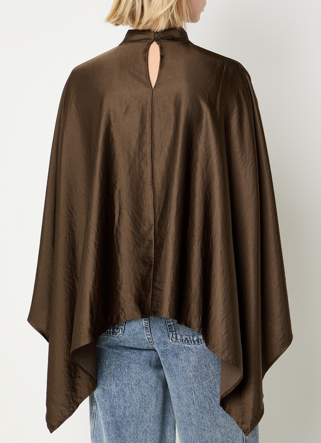 Co'Couture Poncho van satijn met strikceintuur - achterkant 2 bruin