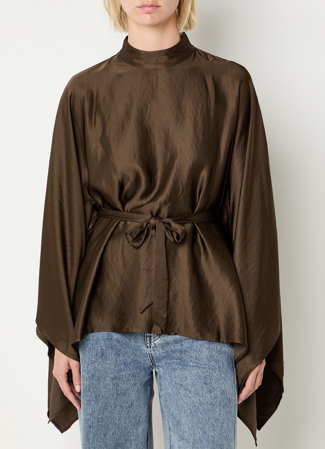 Co'Couture Poncho van satijn met strikceintuur - detail bruin