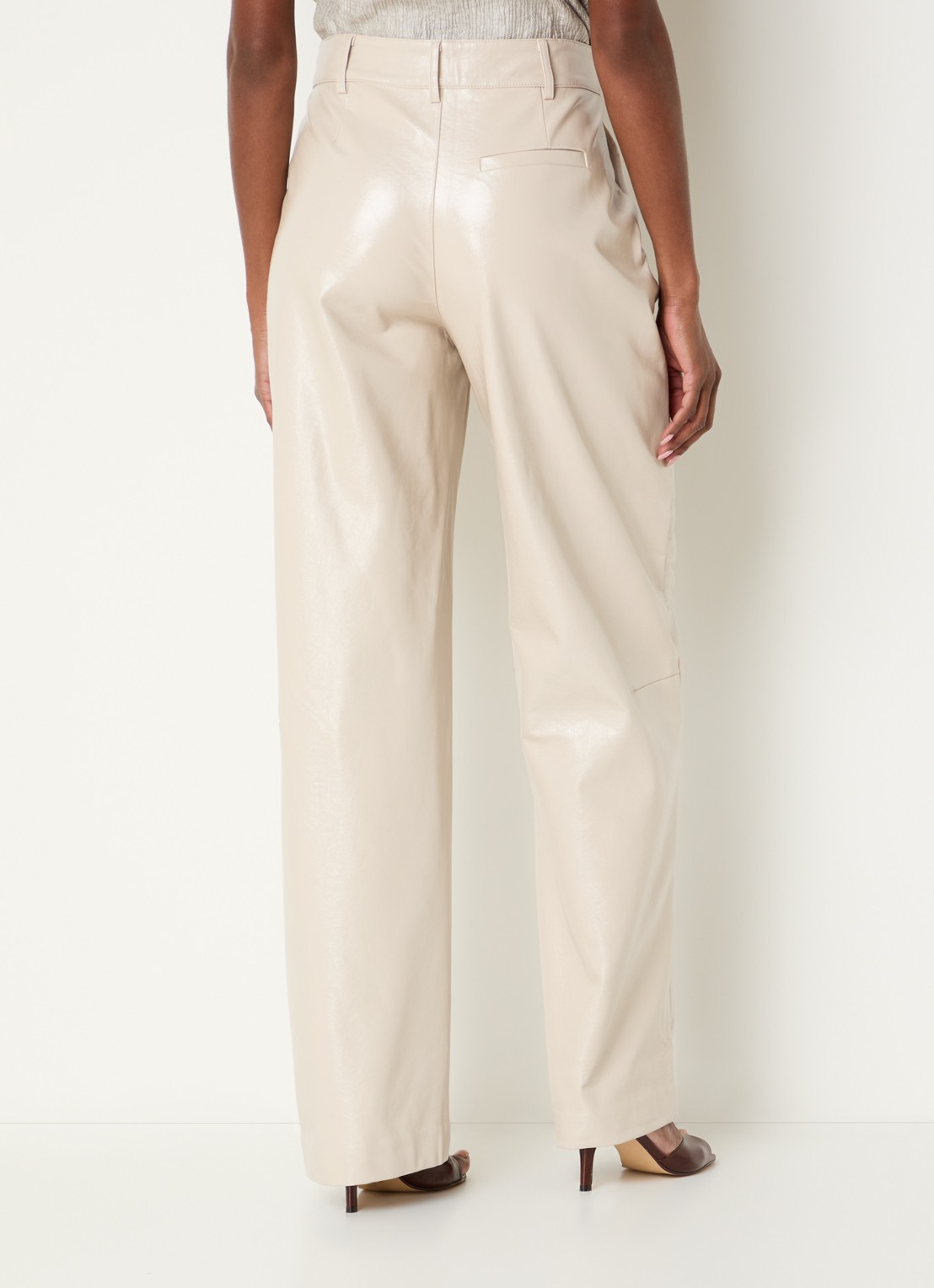 Co'Couture Posycc high waist straight fit pantalon van imitatieleer - achterkant ivoor