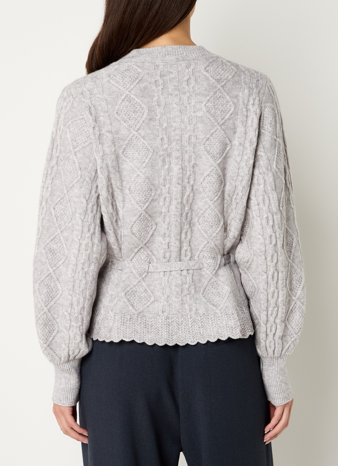 Co'Couture Row kabelgebreid vest met strikceintuur  - achterkant 4 grijsmele