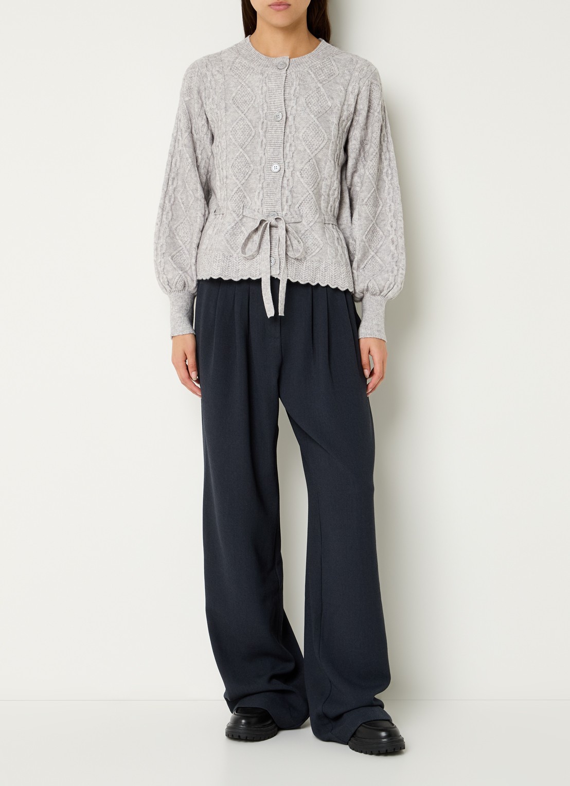 Co'Couture Row kabelgebreid vest met strikceintuur  - voorkant 2 grijsmele