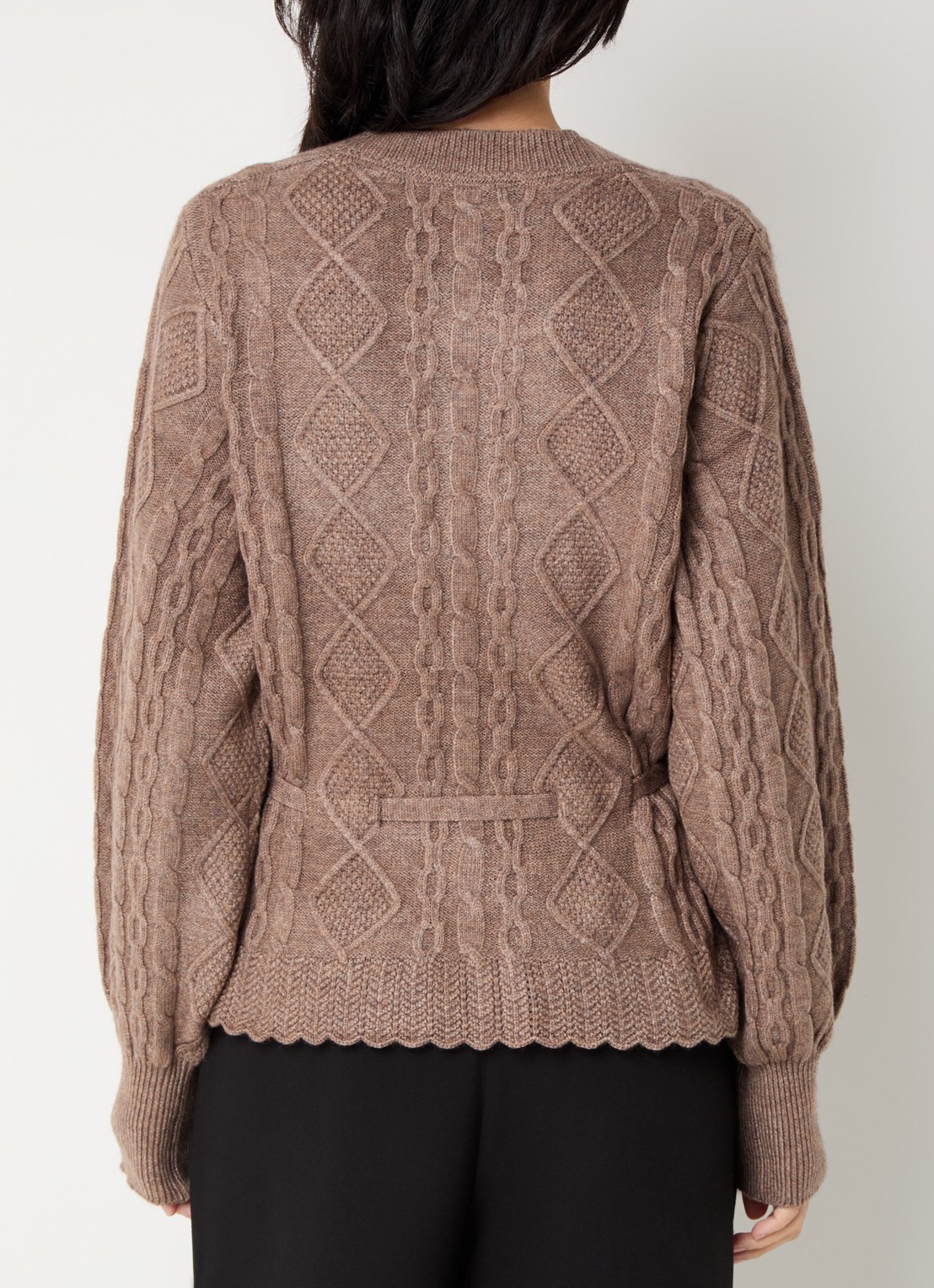 Co'Couture Row kabelgebreid vest met strikceintuur  - achterkant 3 bruin