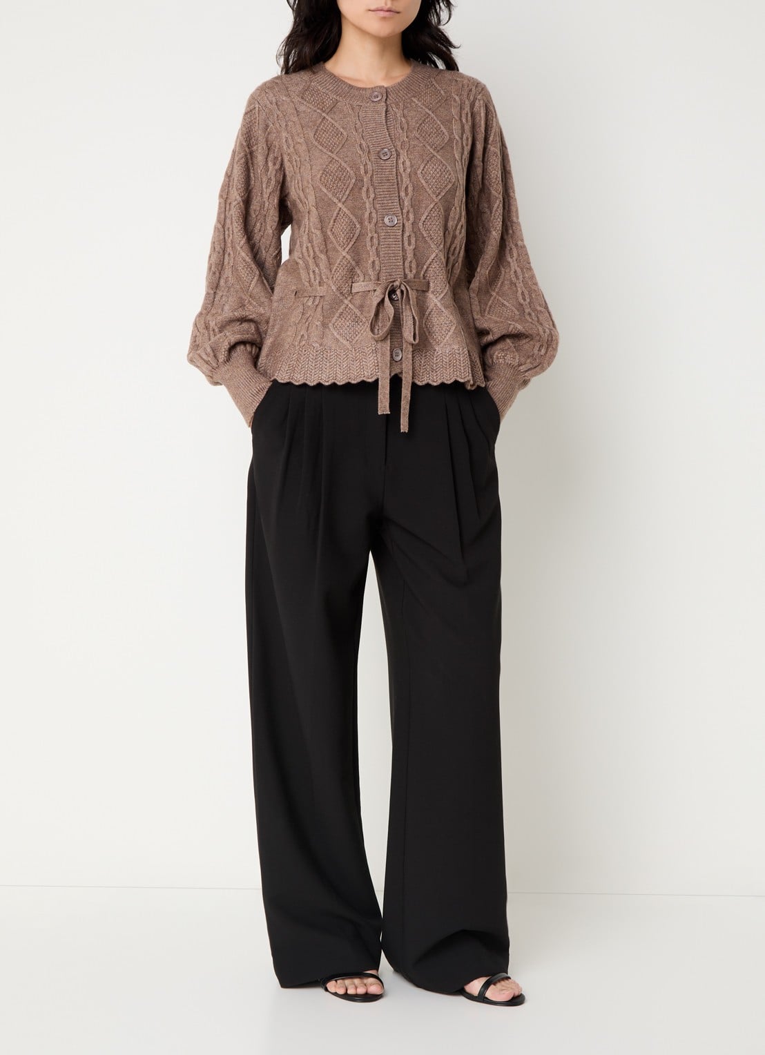 Co'Couture Row kabelgebreid vest met strikceintuur  - voorkant 2 bruin