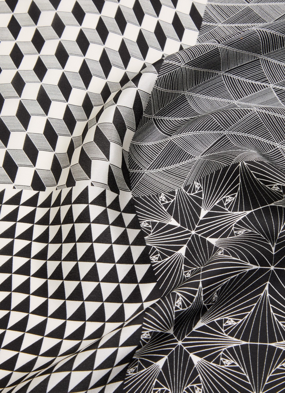 Co'Couture Shilacc sjaal van zijde met grafische print 52 x 52 cm - detail 3 beige