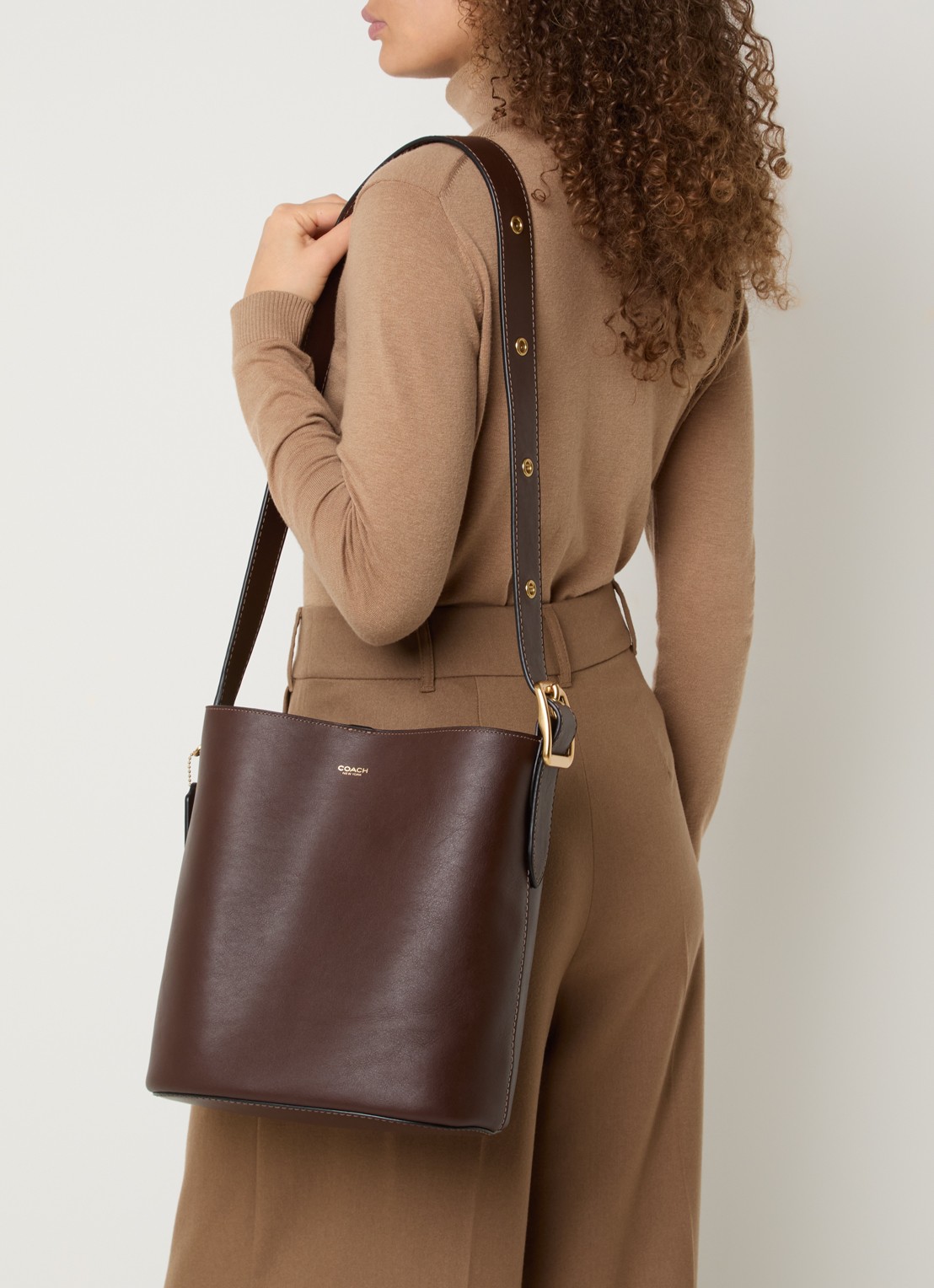 Coach Bleecker Bucket schoudertas van leer met uitneembare etui - voorkant 2 donkerbruin