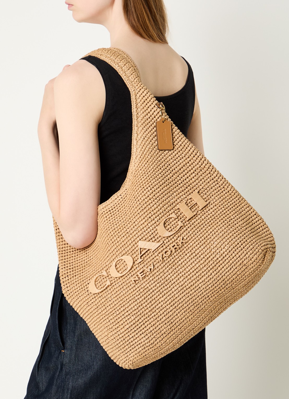 Coach Brooklyn 39 schoudertas van stro met logo  - voorkant 2 beige