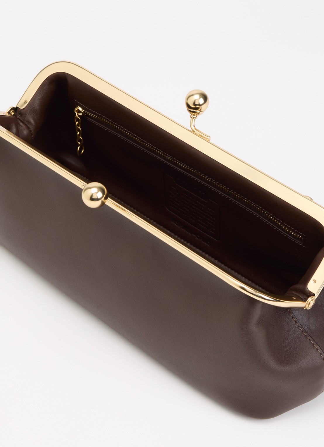 Coach Kisslock Frame 30 clutch van leer met afneembare schouderriem - detail 2 donkerbruin
