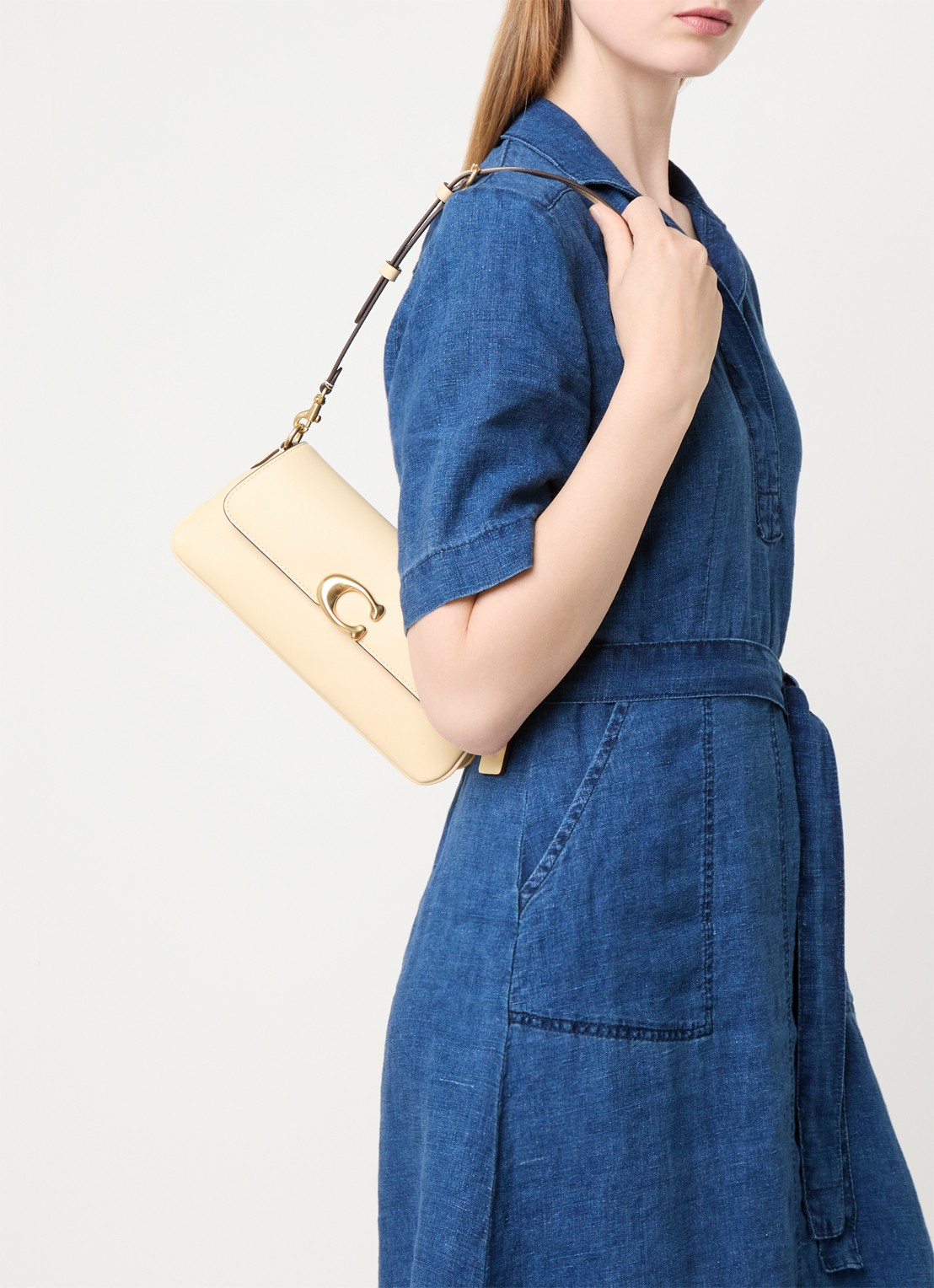 Coach Refined schoudertas van leer met afneembare schouderriem - voorkant 4 geel