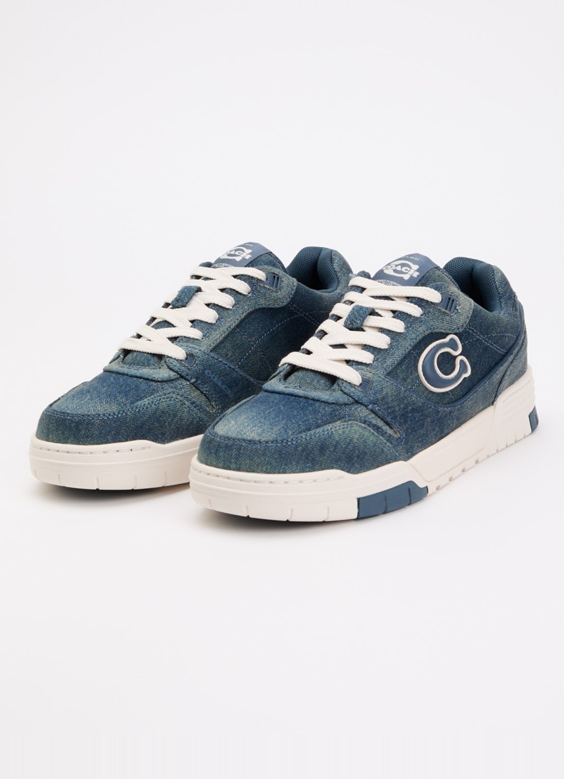 Coach Soho sneaker van denim met logo - detail indigo