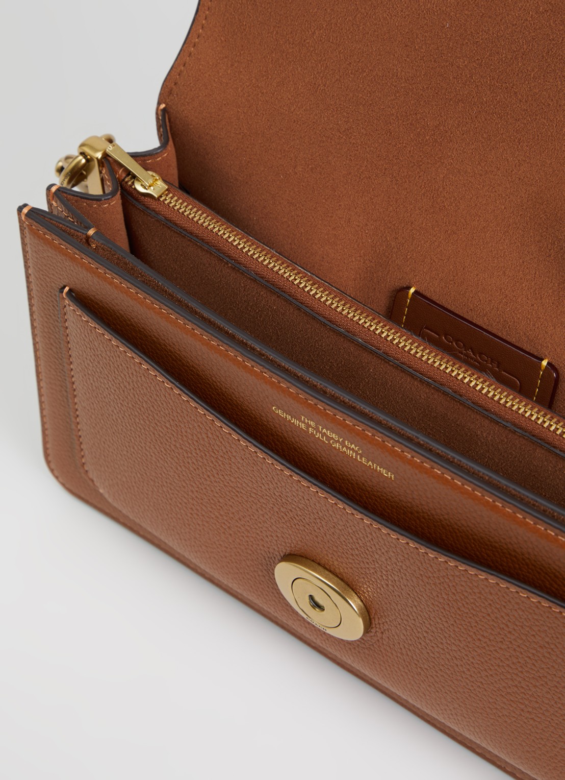 Coach Tabby 26 schoudertas van leer met afneembare schouderriem - detail cognac
