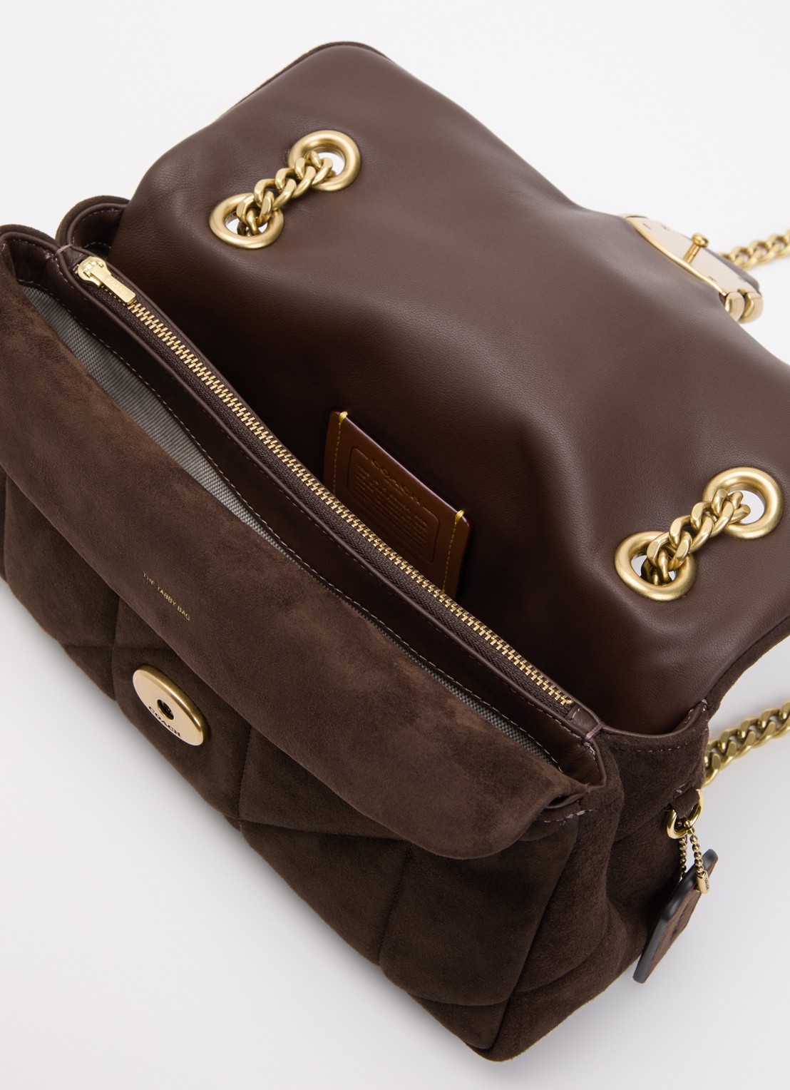 Coach Tabby 26 schoudertas van quilted suède met verstelbare schouderriem - detail 2 chocoladebruin