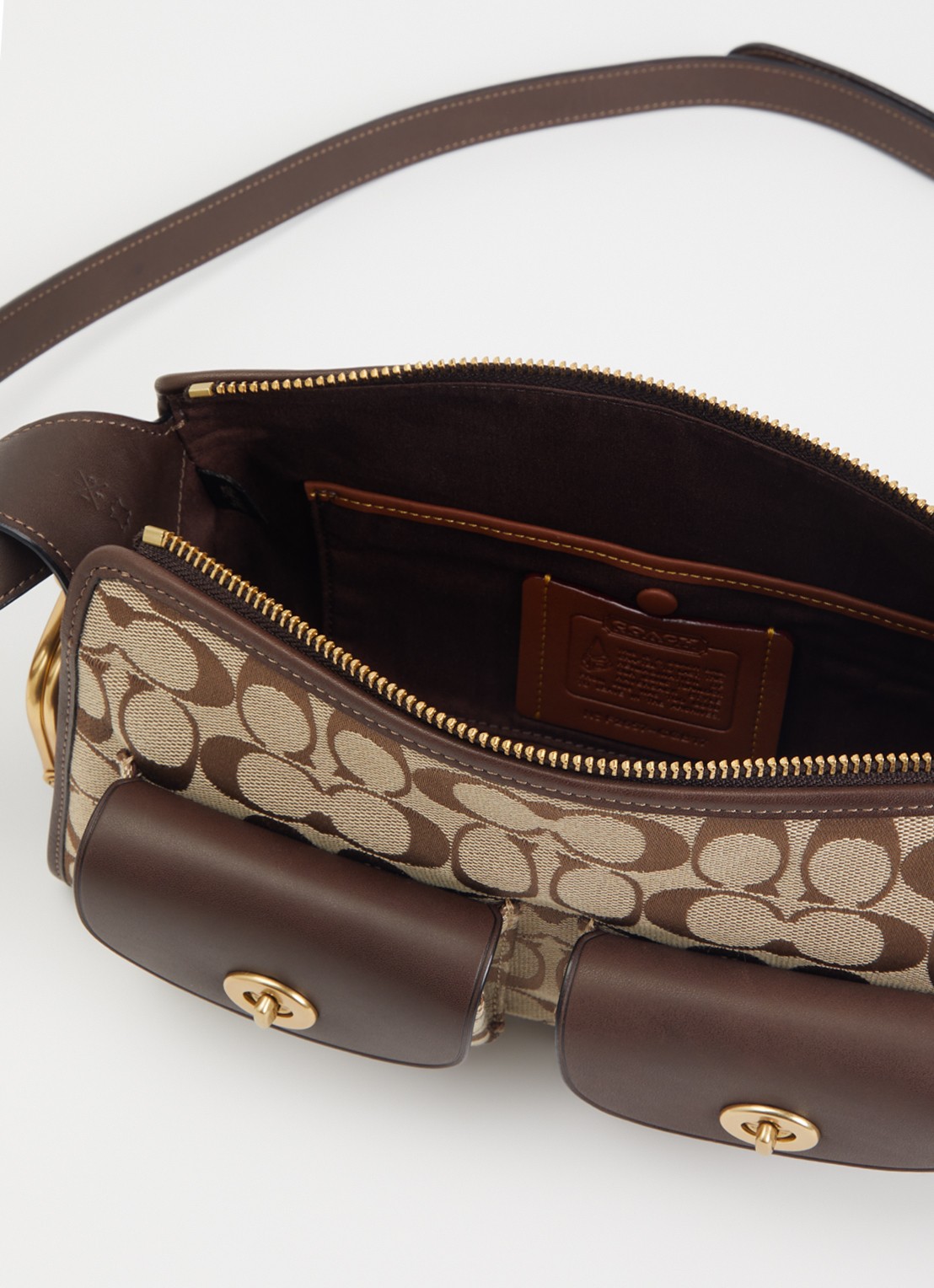 Coach Turnlock Haversack 27 schoudertas met logoprint en verstelbare schouderriem  - detail beige
