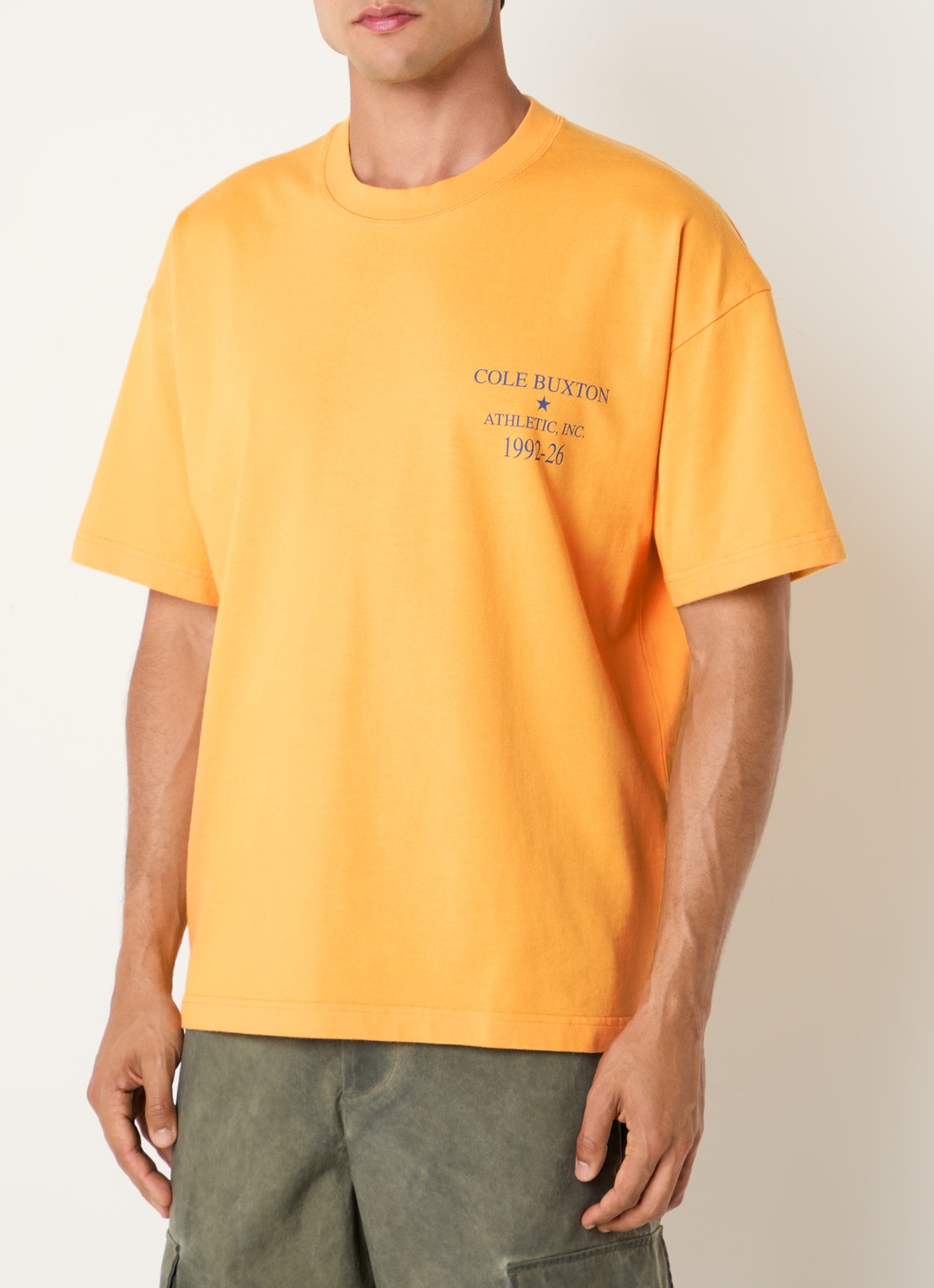 Cole Buxton Athletic Inc. T-shirt met logo- en backprint - achterkant okergeel