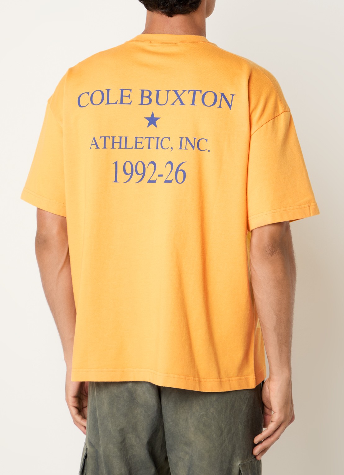 Cole Buxton Athletic Inc. T-shirt met logo- en backprint - detail 4 okergeel