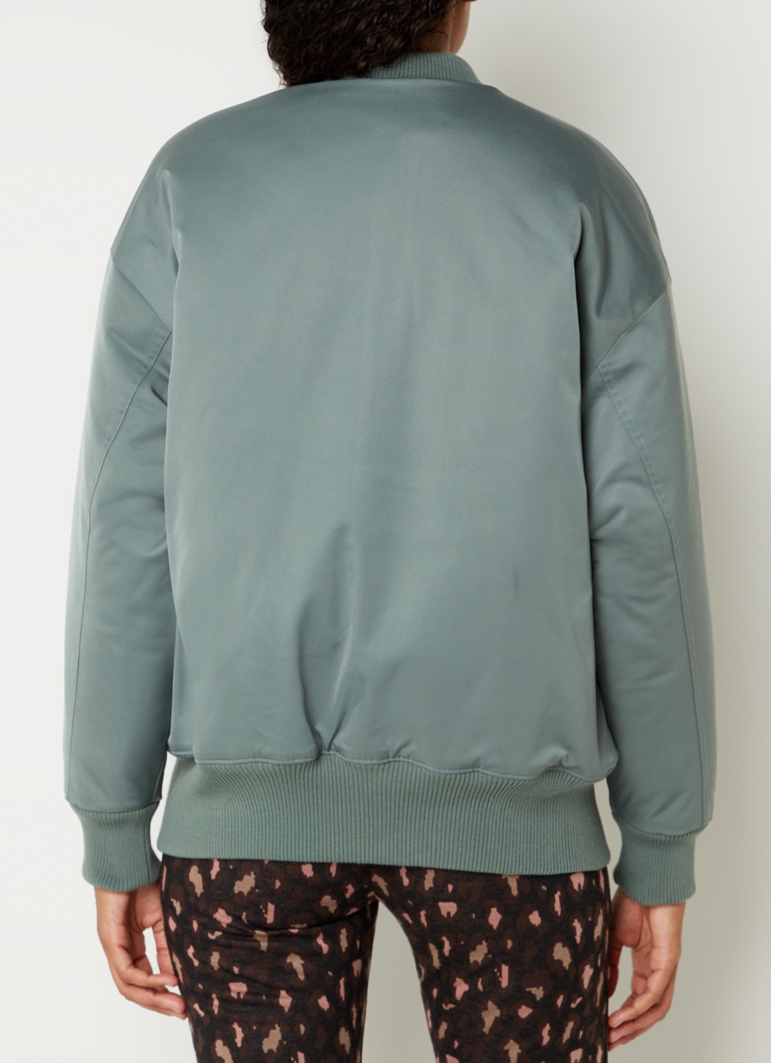 Colourful Rebel Fem oversized gewatteerd bomberjack met steekzakken - achterkant olijfgroen