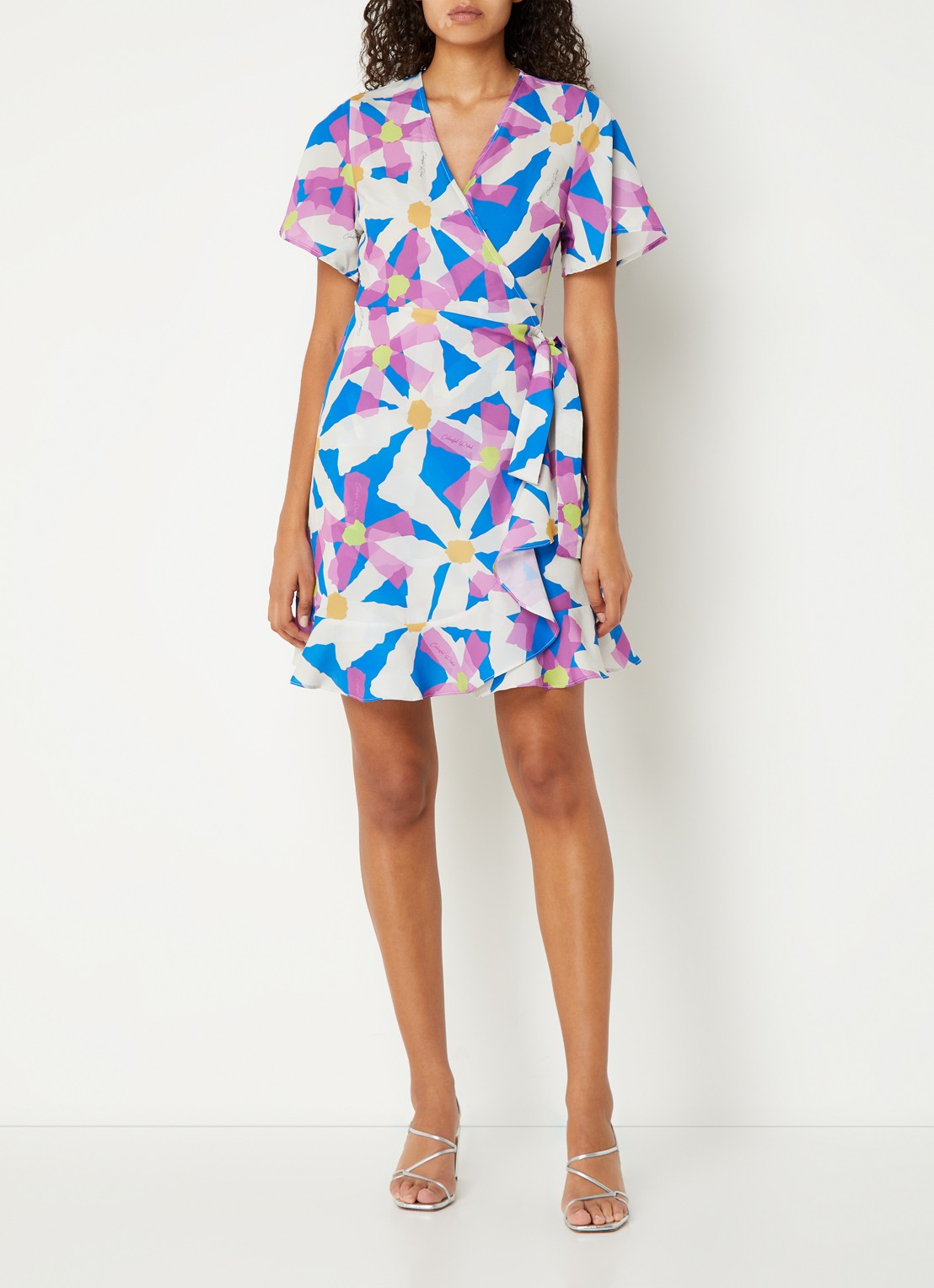 Colourful Rebel Telsi mini wikkeljurk met bloemenprint en vlindermouw - voorkant 2 blauw