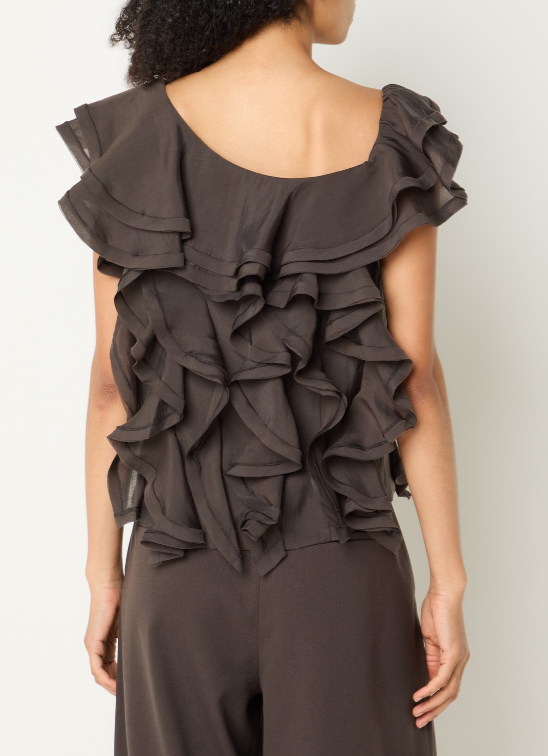 Copenhagen Muse CMTilly top met volant en asymmetrische hals - achterkant 2 donkerbruin