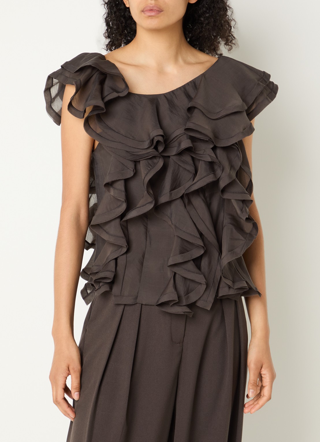 Copenhagen Muse CMTilly top met volant en asymmetrische hals - detail donkerbruin