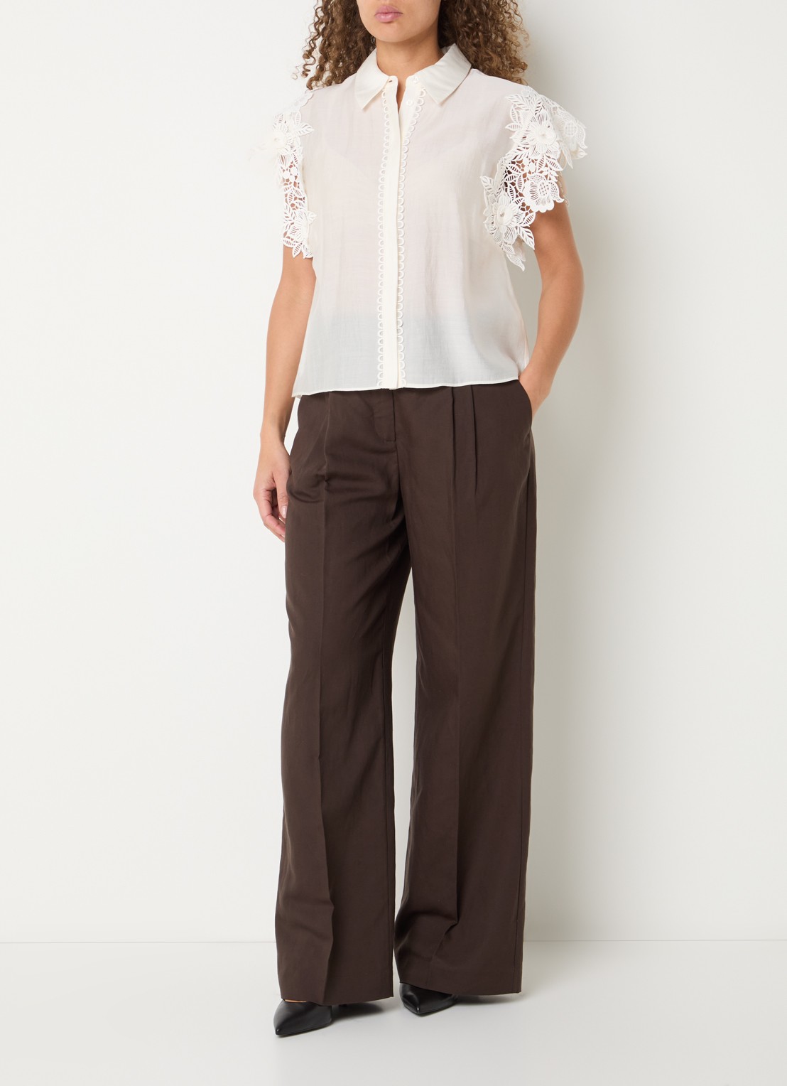 Copenhagen Muse Molly blouse met V-hals - voorkant 4 gebroken wit