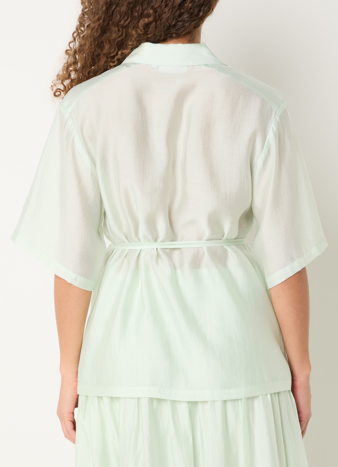 Copenhagen Muse Semi-transparante blouse met ceintuur - achterkant 4 lindegroen