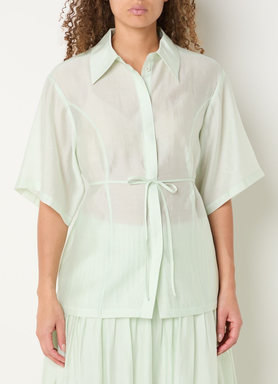 Copenhagen Muse Semi-transparante blouse met ceintuur - detail lindegroen