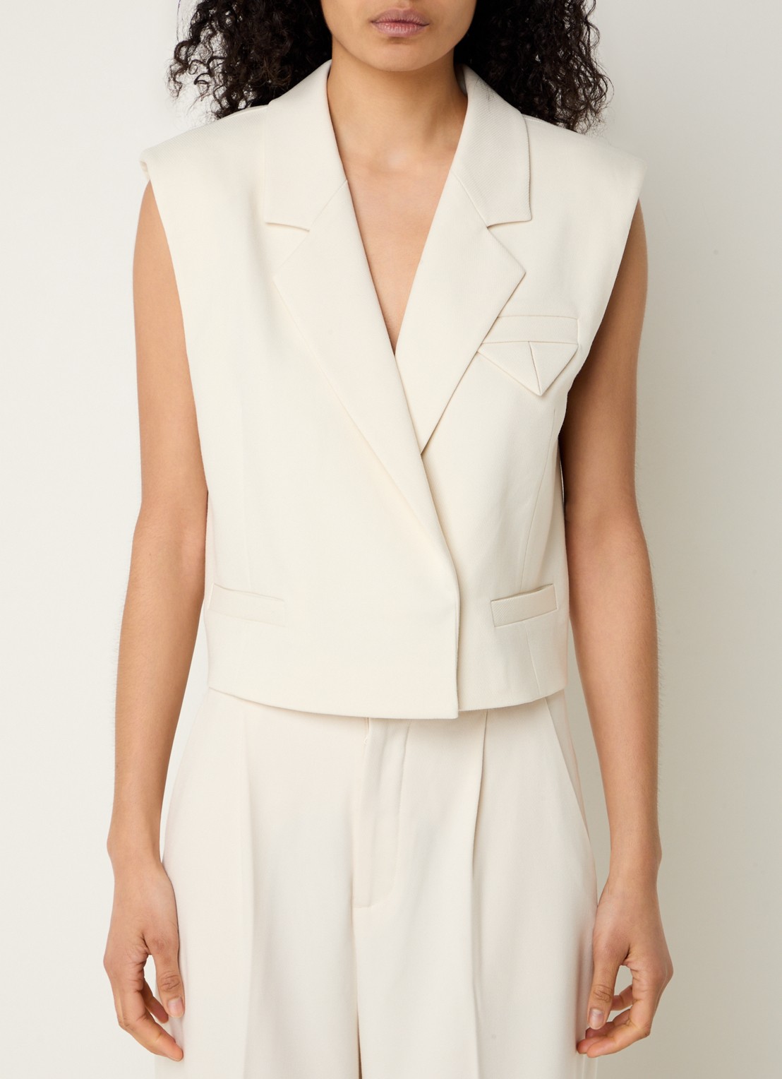 Copenhagen Muse Tailor gilet met schoudervulling - detail 4 gebroken wit