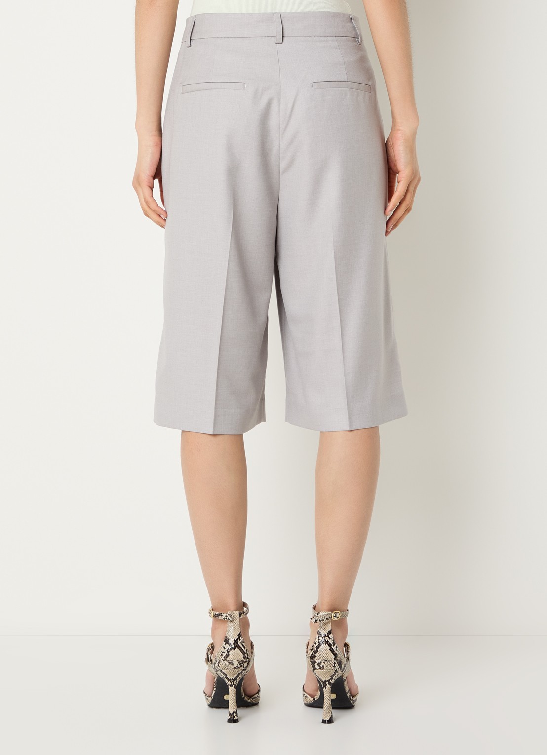 Copenhagen Muse Tenna high waist straight fit korte broek met steekzakken - achterkant lichtgrijs