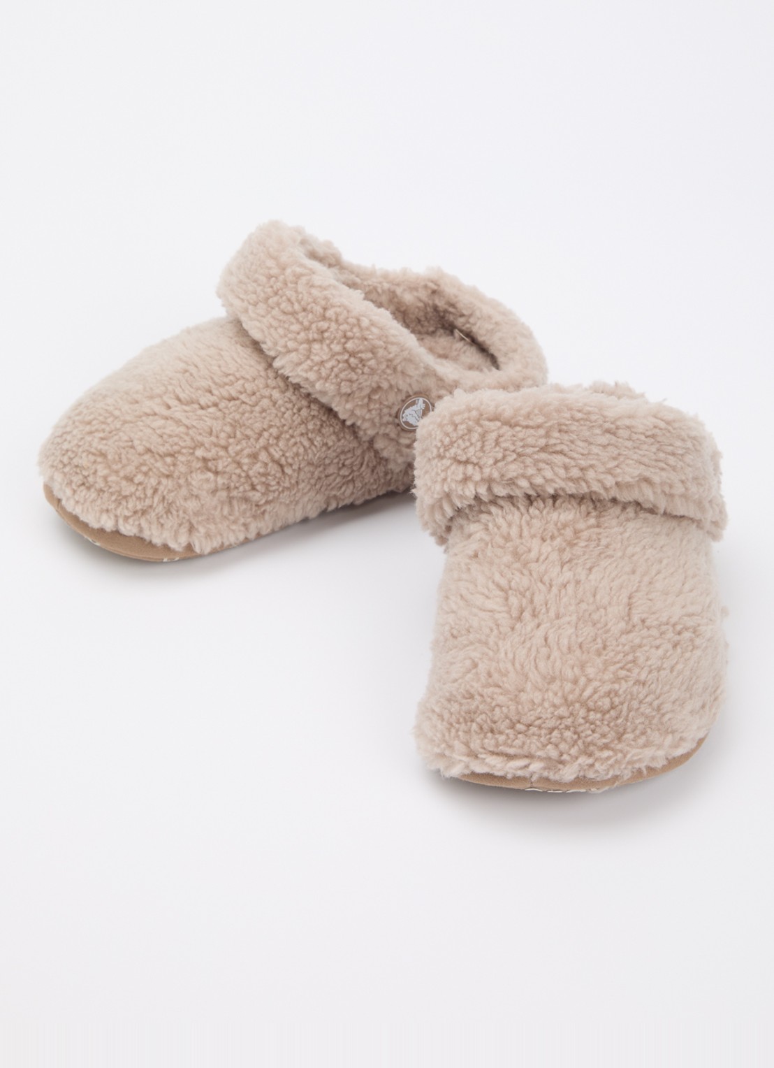 Crocs Classic Cozzzy pantoffel van imitatiebont  - voorkant 3 donkerbeige
