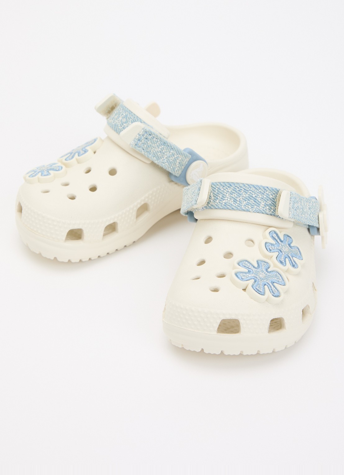 Crocs Classic Denim Clog instapper met applicatie  - voorkant 4 wit