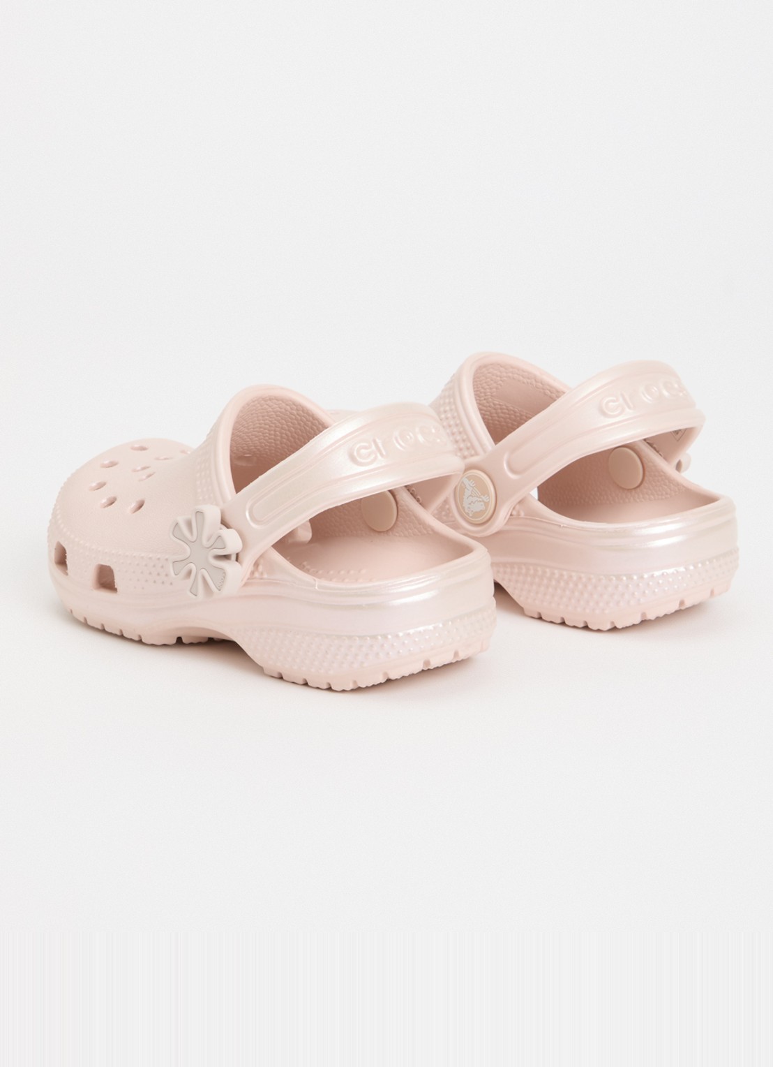 Crocs Classic Pearl Shine Clog instapper met logo - achterkant 3 lichtroze