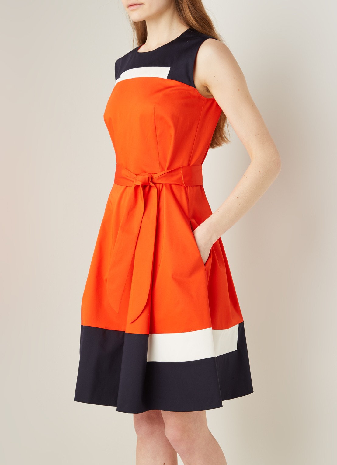 Dadesa A-lijn jurk met colourblocking en strikceintuur - detail oranje