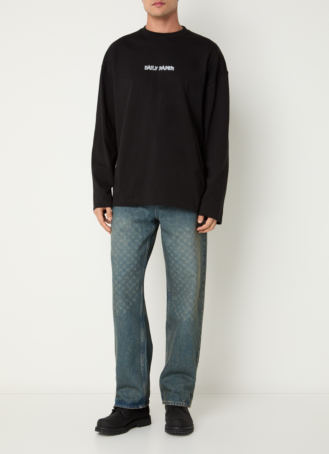 Daily Paper Burned Shield longsleeve met logo- en backprint - voorkant 3 zwart