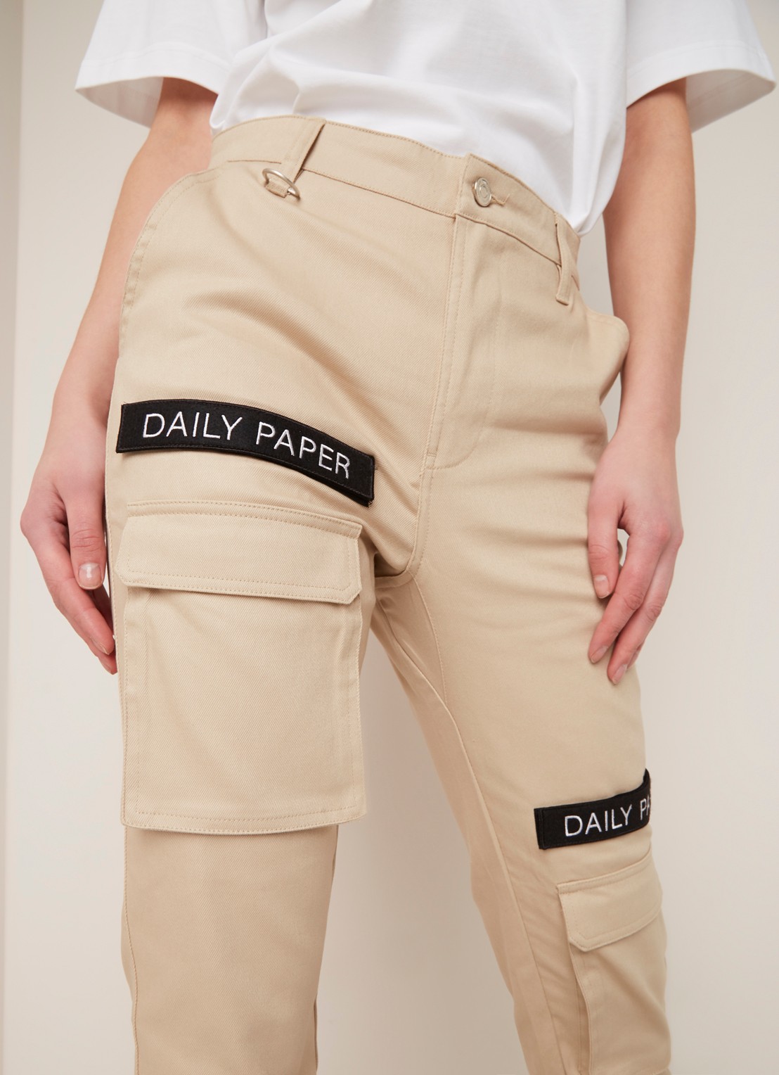Daily Paper Daily Paper High waist tapered fit cargobroek met logotape - detail 5 beige