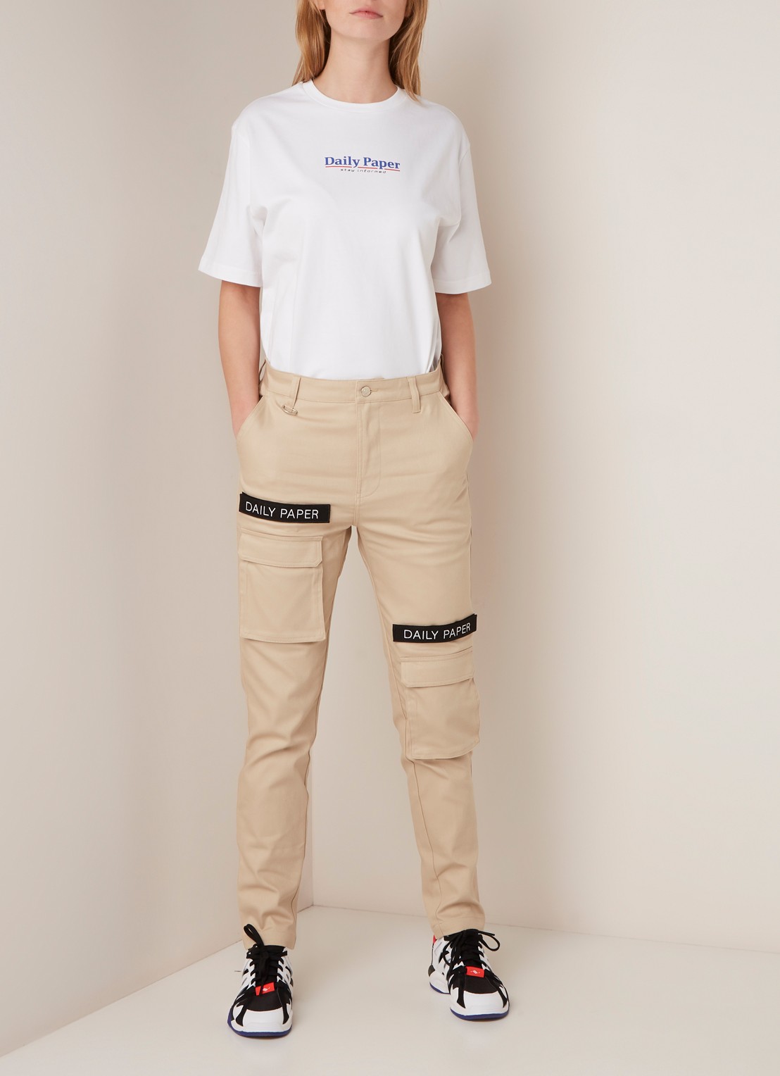 Daily Paper Daily Paper High waist tapered fit cargobroek met logotape - voorkant 3 beige