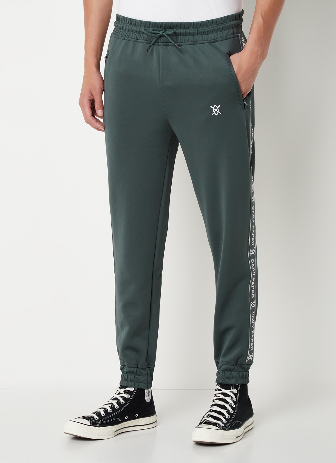 Daily Paper Etape tapered fit cropped trackpants met ritszakken en logoband - detail 3 bronsgroen