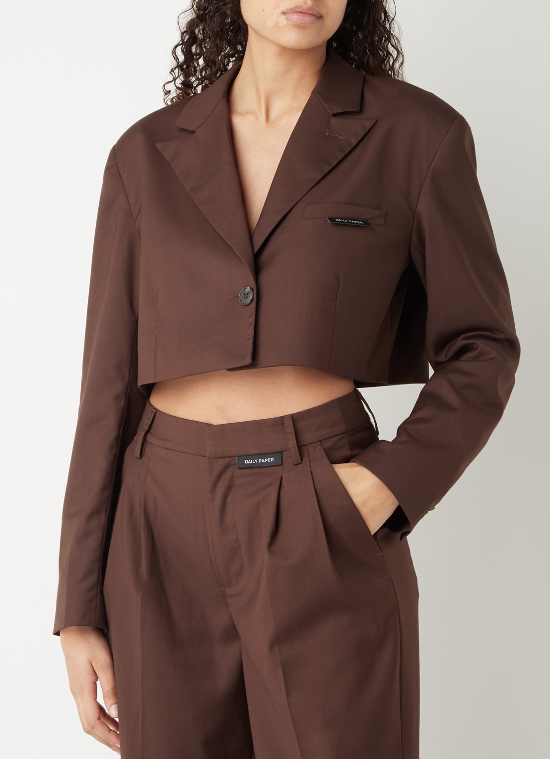 Daily Paper Marimba cropped blazer met borstzak en logo - detail 4 donkerbruin