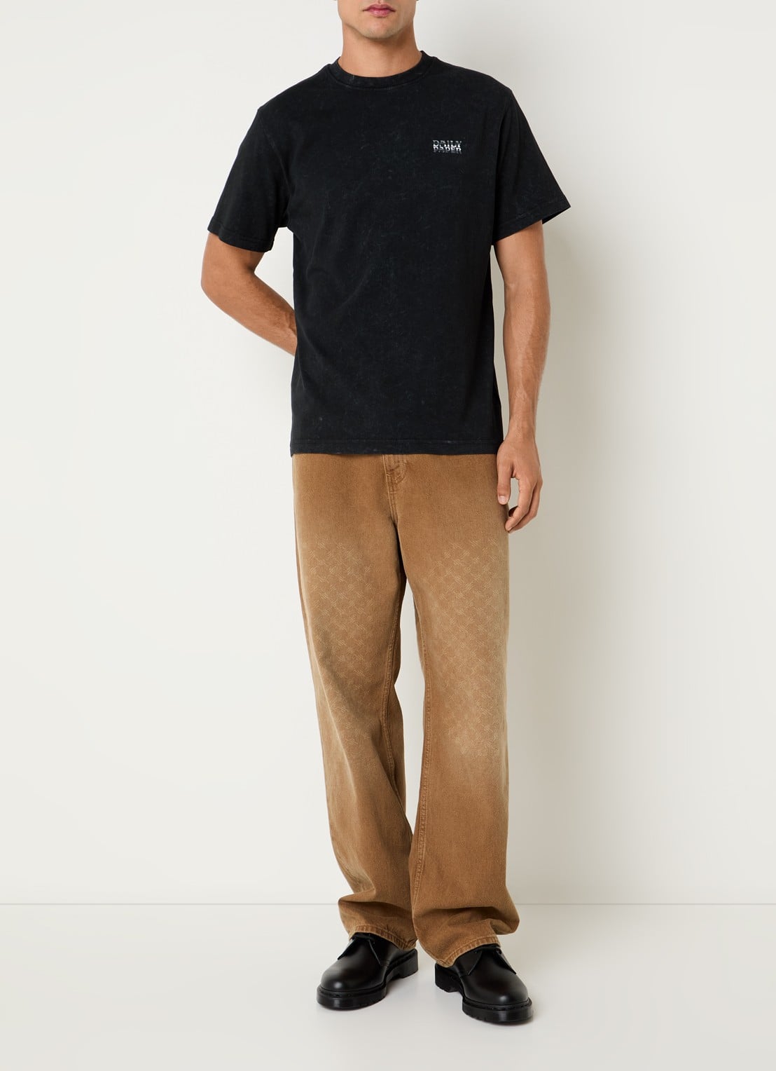 Daily Paper Metallic shield T-shirt met logo - voorkant 2 zwart