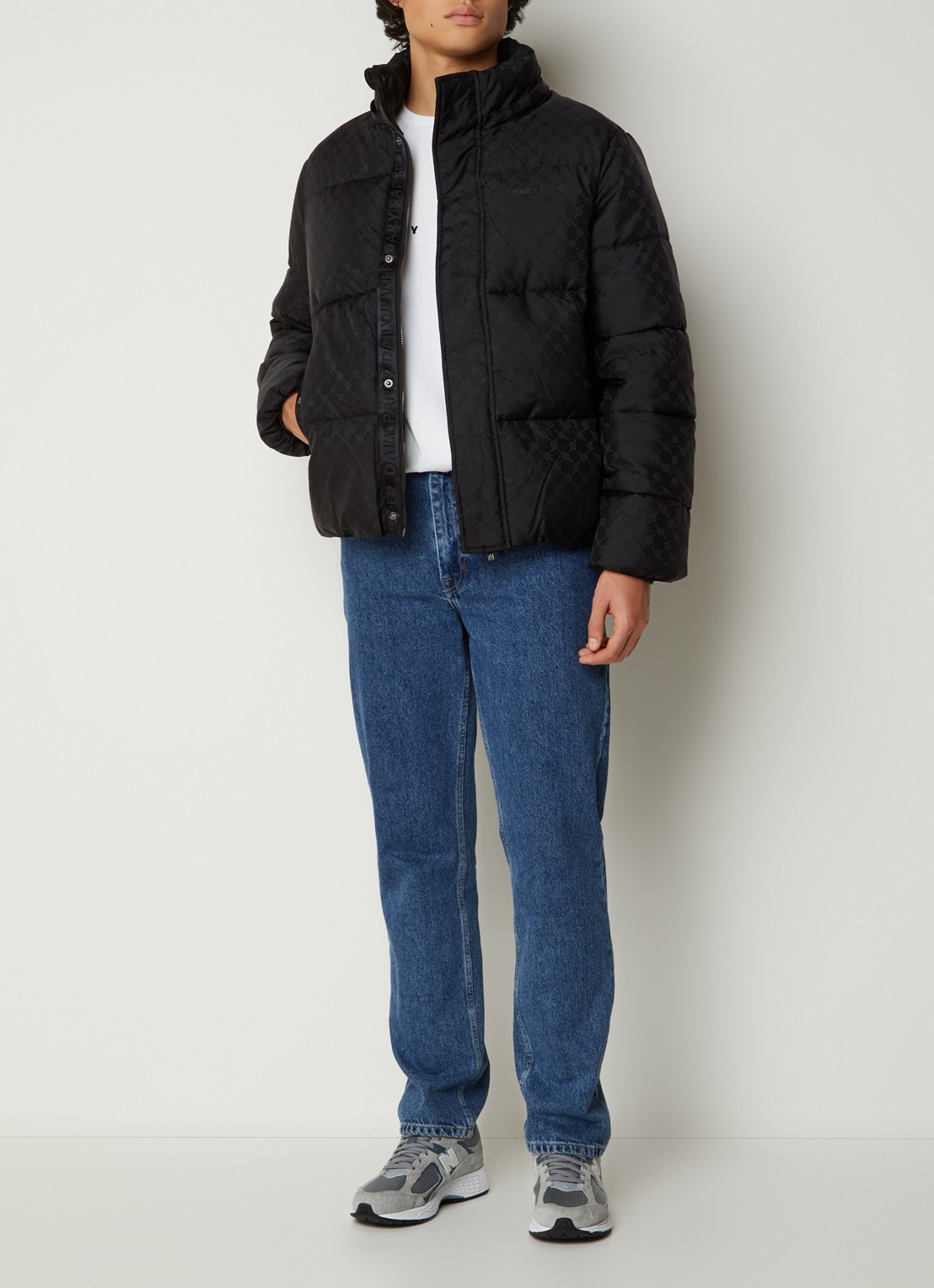 Daily Paper Monogram puffer jack met afneembare capuchon en logoprint - voorkant 3 zwart