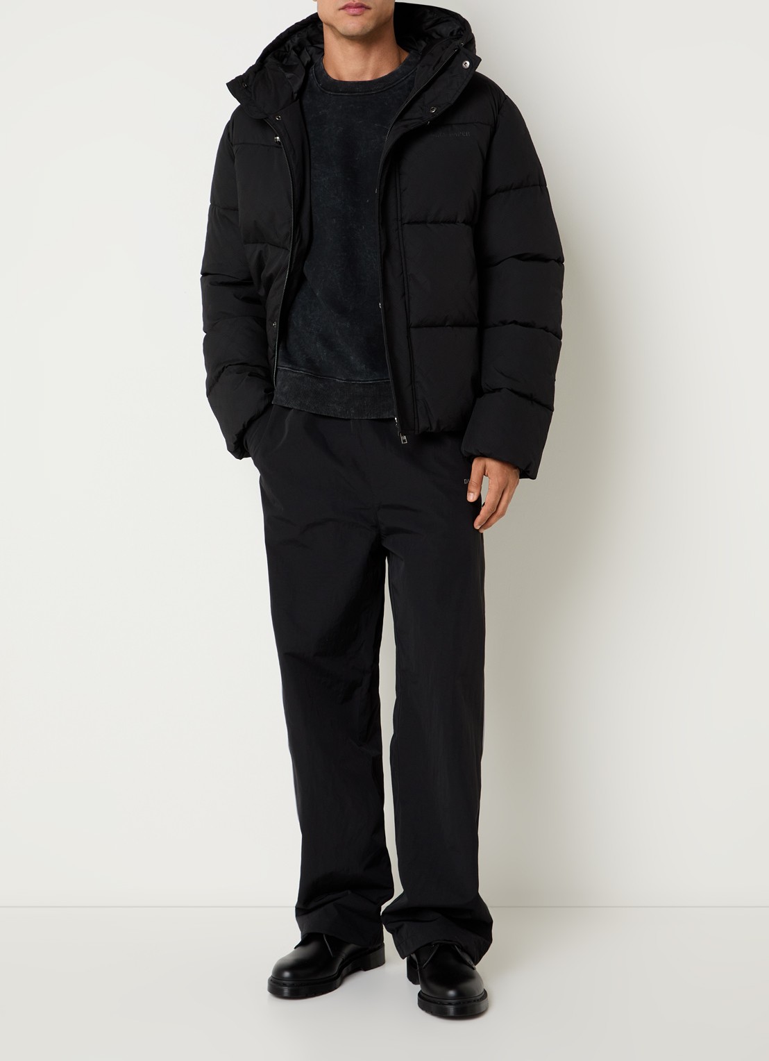 Daily Paper Monogram puffer jack met steekzakken - voorkant 2 zwart