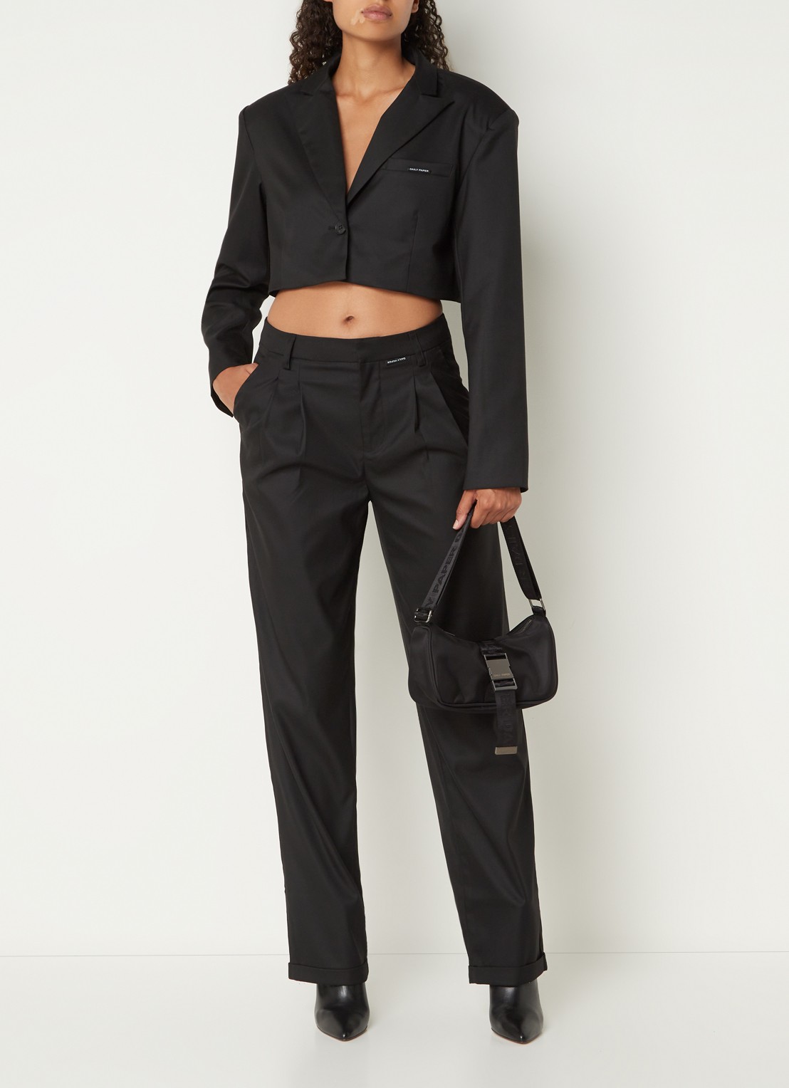 Daily Paper Nova cropped blazer met schoudervulling - voorkant 2 zwart