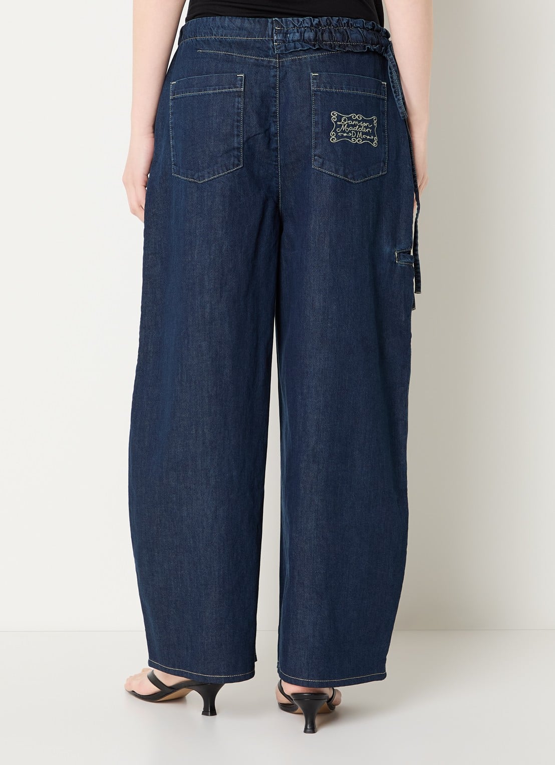 Damson Madder Augusta mid waist straight leg jeans met donkere wassing - achterkant indigo