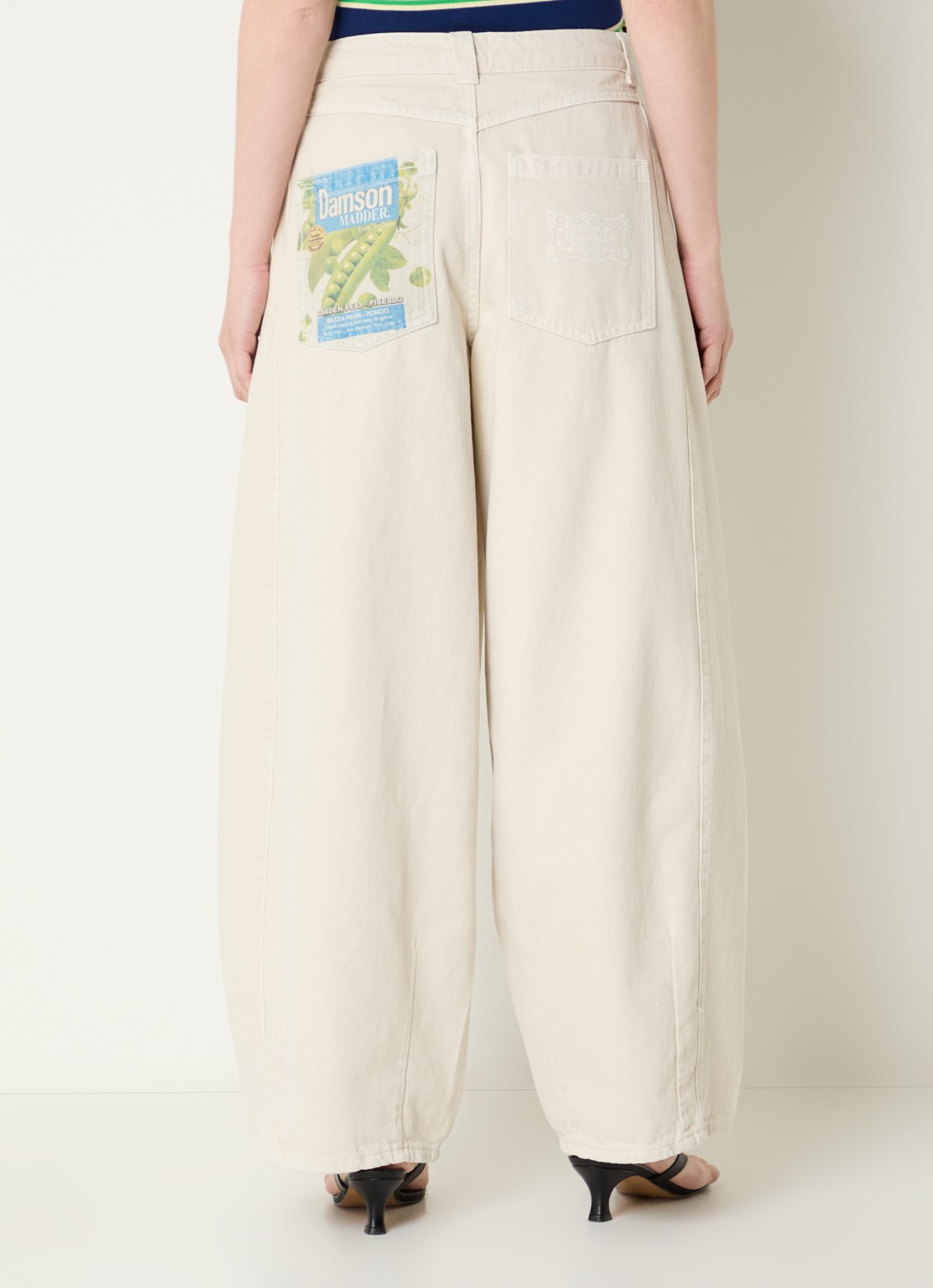 Damson Madder Erika high waist balloon fit jeans met logo en steekzakken  - achterkant beige