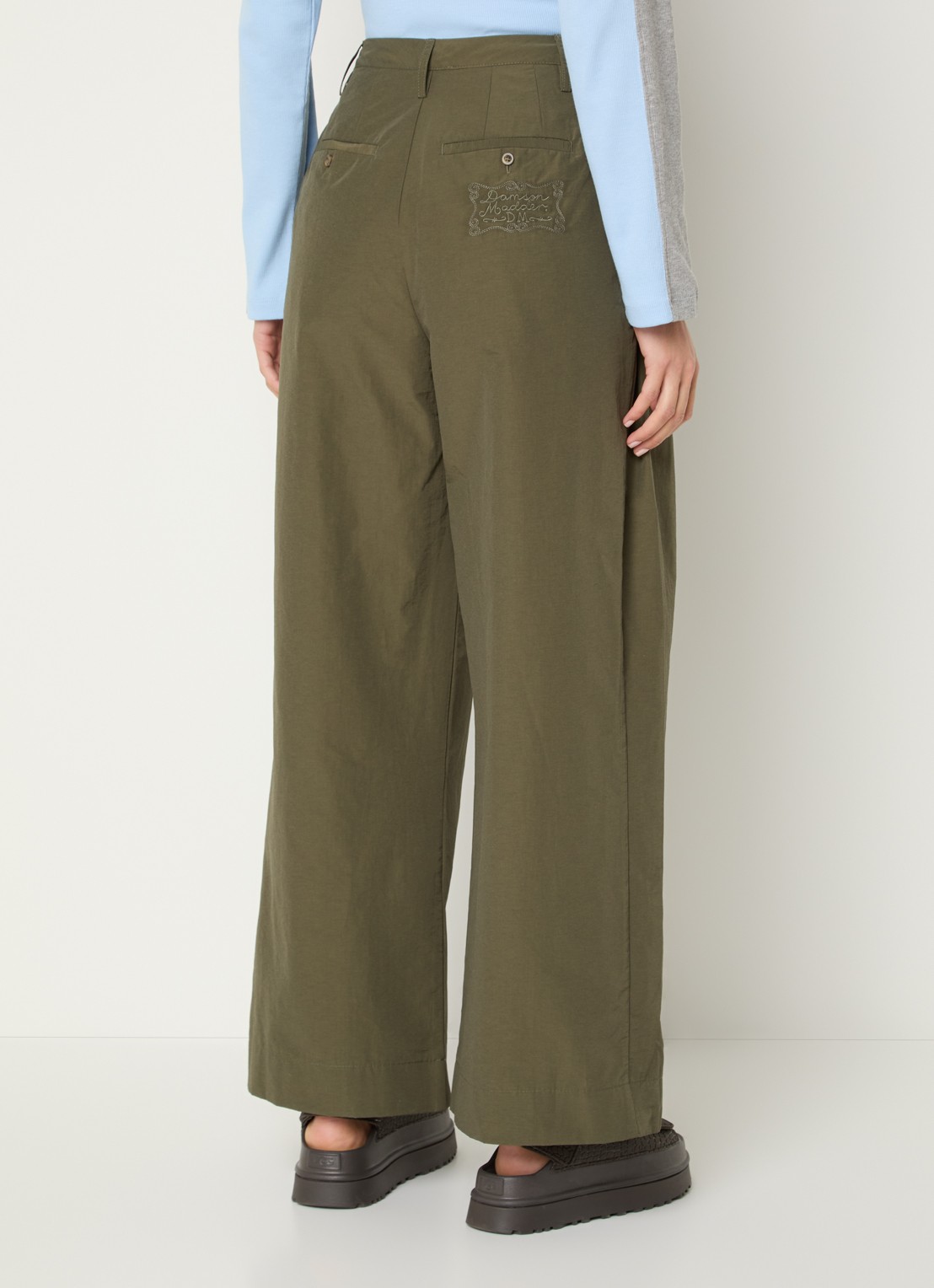 Damson Madder Fabia high waist wide fit broek met steekzakken - achterkant legergroen