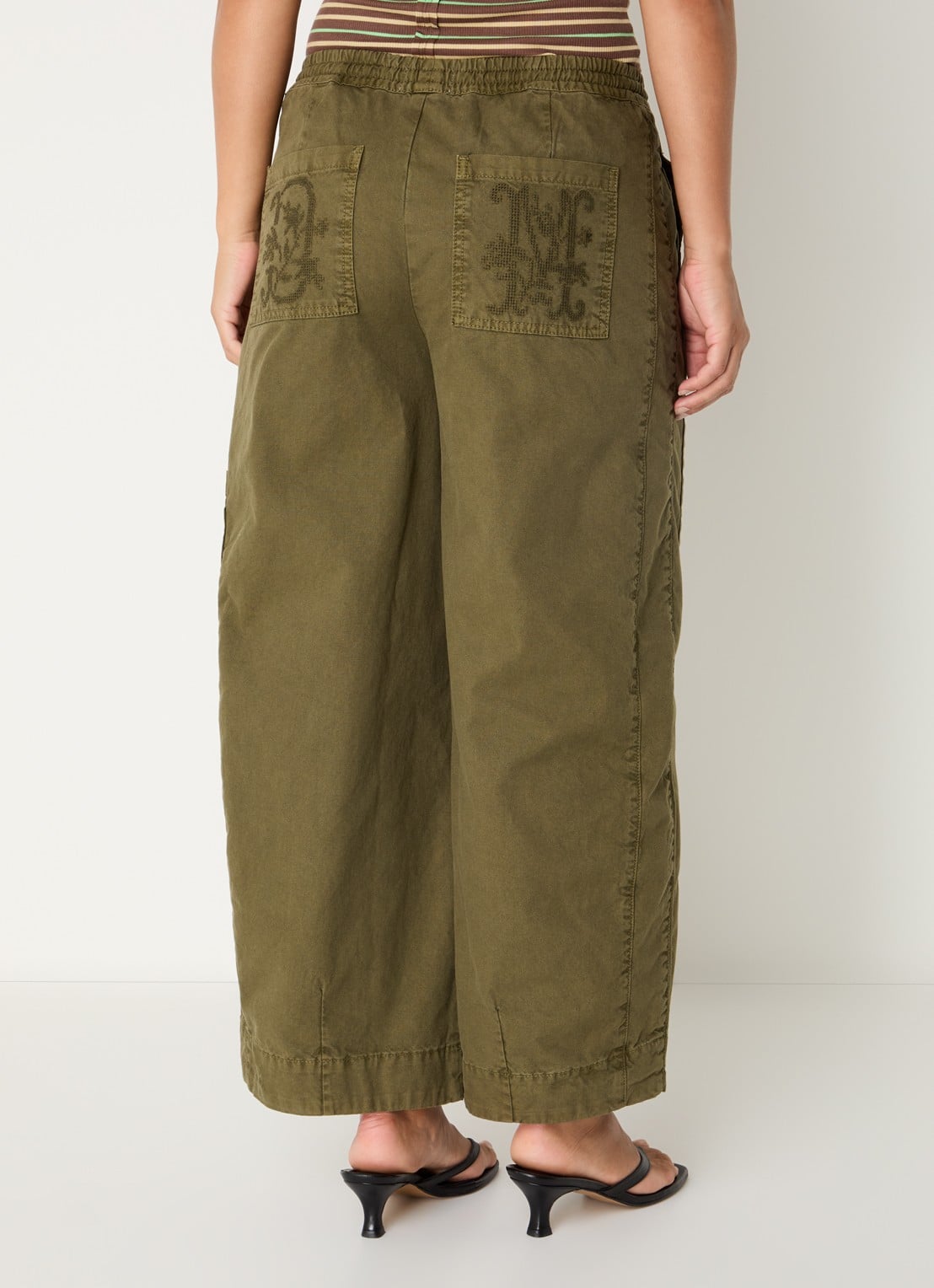Damson Madder Felix high waist wide fit cargobroek met borduring - achterkant 4 olijfgroen