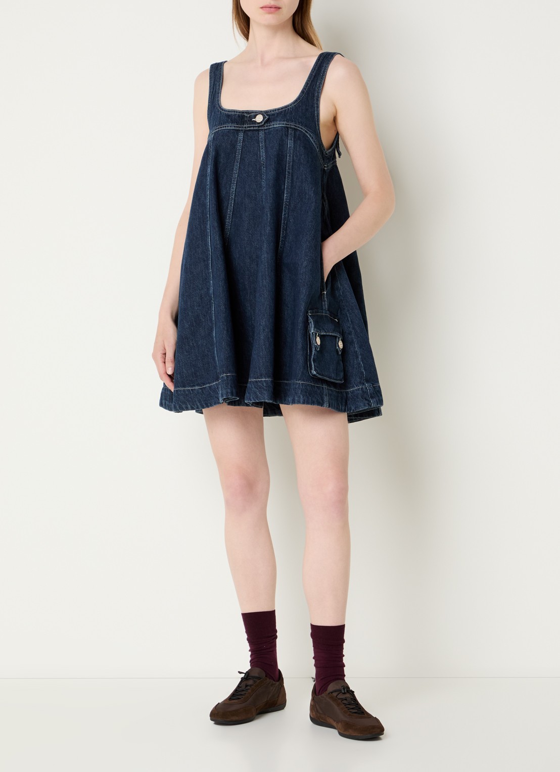 Damson Madder Immy A-lijn mini denimjurk met steekzakken  - voorkant 3 indigo