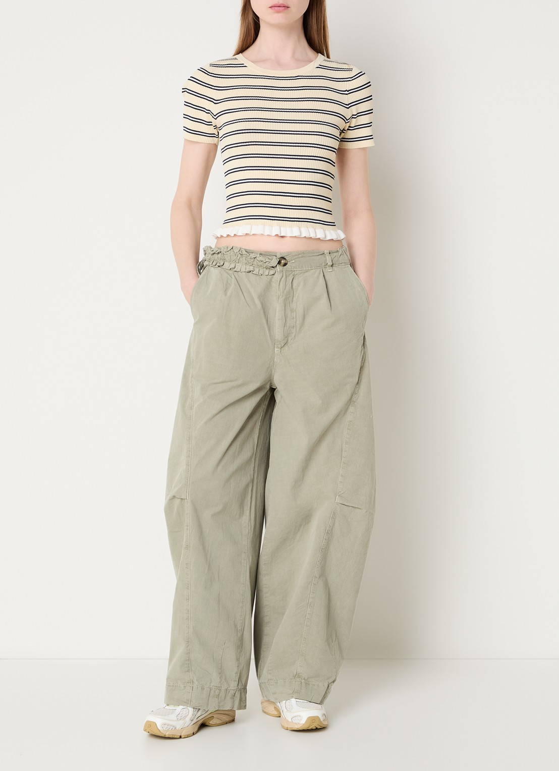 Damson Madder Liv mid waist straight fit broek met steekzakken - voorkant 2 groen