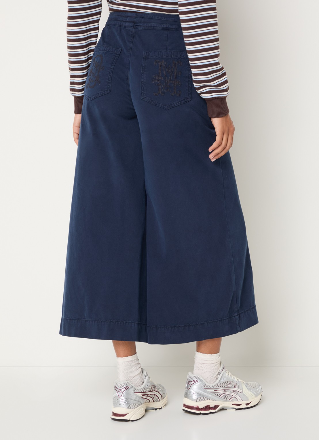 Damson Madder Lotta mid waist chino met steekzakken - achterkant 2 donkerblauw